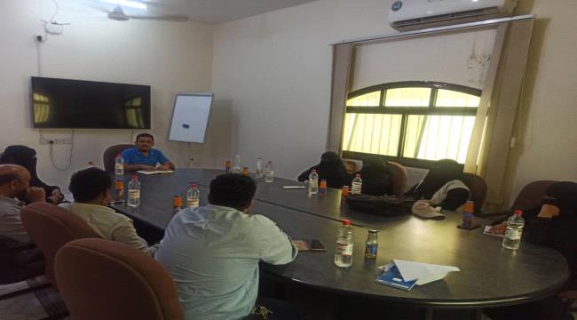 مدير الوحدة التنفيذية للنازحين يلتقي بمسؤولي المخيمات بالمديريات وفرق المسح الميداني في عدن
